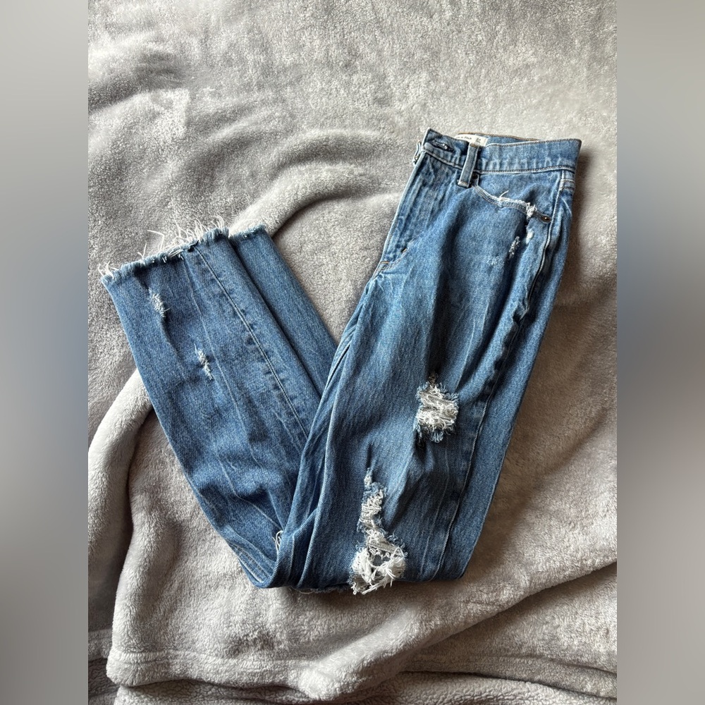 Ambercrombie & Fitch Distressed Mom Jeans 00/24
